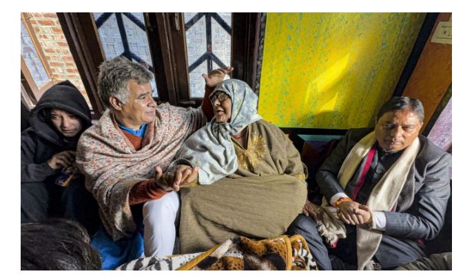 'जम्मू एवं कश्मीर | राजनीतिक दल के नेताओं ने कुलगाम में आतंकवादियों द्वारा मारे गए पूर्व सैनिक के परिवार से मुलाकात की | '